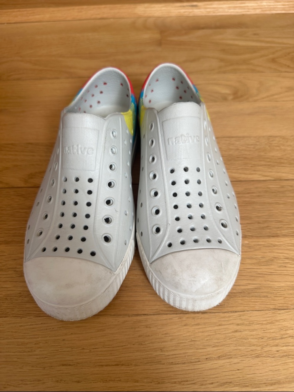 Native Kids Slip-On Sneakers in Light Gray with Multicolor Heel Size 1 - Picture 2 of 7